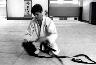 Jan Nevelius faltet den Hakama im Hombu Dojo in Tokyo (1985). Jan war1991-1993 Vorsitzender des schwedischen Aikidoverbandes. Aikidoverbandes.