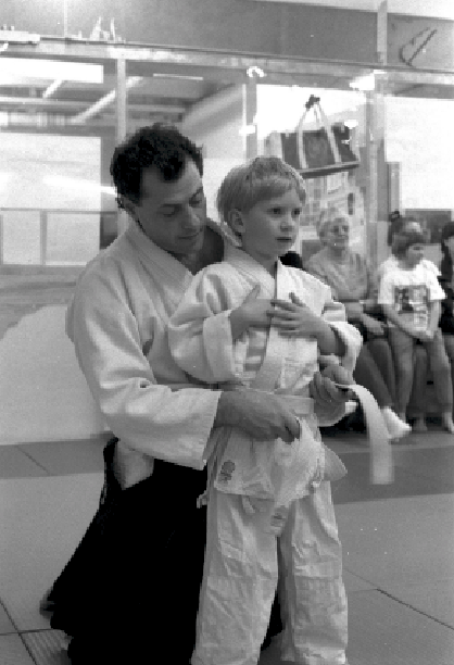 Kinder-Aikido: Hilfe beim Binden des Gürtels mit Åke Bengtsson, Stockholm. Foto: Magnus Hartmann.