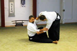 Anwendung von Irimi und Entspannung in einer Judo-artigen Technik.