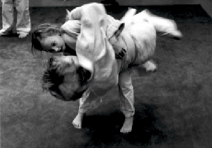 Aikido Koshi-Nage, Hüftwurf. Kinder Aikido im Dojo in Järfälla. Foto: Magnus Hartmann.