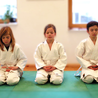 Aikido Berlin Kinder Training - Innere Sammlung vor dem Training
