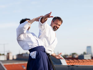 Aikido Technik am Partner über den Dächern von Berlin