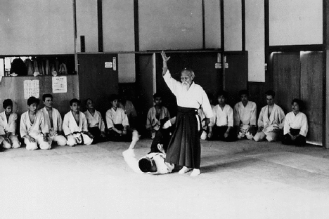 Aikido Berlin, Historisches Foto vom Aikido-Gründer O-Sensei Morihei Ueshiba zeigt eine Aikido-Technik in einem Dojo in Japan