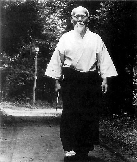 Aikido Berlin, Gründer O-Sensei Morihei Ueshiba geht auf einem Weg zum Dojo, Japan