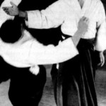 Aikido Berlin, Historisches Foto vom Aikido-Gründer O-Sensei Morihei Ueshiba zeigt eine Aikido-Technik