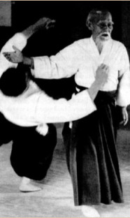 Aikido Berlin, Historisches Foto vom Aikido-Gründer O-Sensei Morihei Ueshiba zeigt eine Aikido-Technik