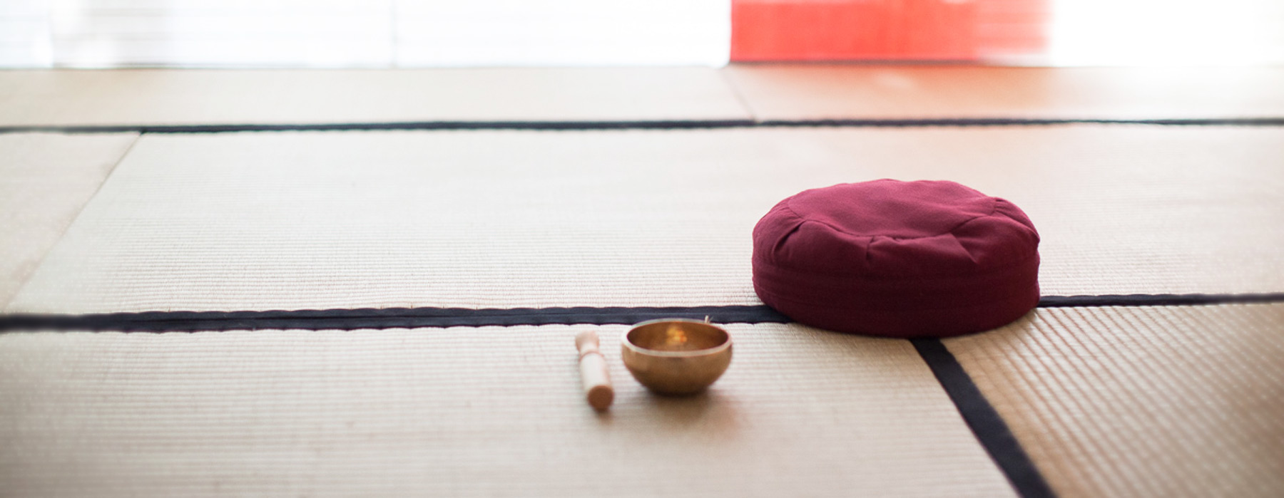 Meditation und Training in Berlin - Kissen mit Klangschale im Dojo Lychener Str.73, Berlin