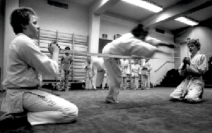  Sprungrolle über ein Hinderniss. Kinder Aikido im Dojo in Järfälla. Foto: Magnus Hartmann.