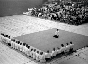 Aikido Training Gruppe in Seiza Meditation vor dem Training im Dojo in Brandbergen 1982. 