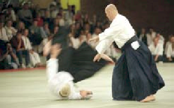 Aikido Vorführung mit Technik Kokyonage mit Mouliko Halén, Stockholm 2001. Foto:Magnus Hartmann.