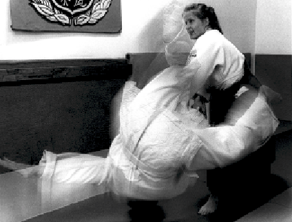 Aikido-Technik Kokyunage mit Ulrika Bosaeus im Dojo in Stockholm. Foto: Magnus Hartman.