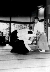 Aikido mit zwei Angreifern mit Doshu Kisshomaru Ueshiba, 1921-1999. 