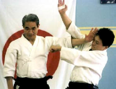 Aikido Eingang mit Atemi Shomen Uchi mit Shoji Nishio, Malmö Lehrgang 1996. Foto: Ulf Lundquist.