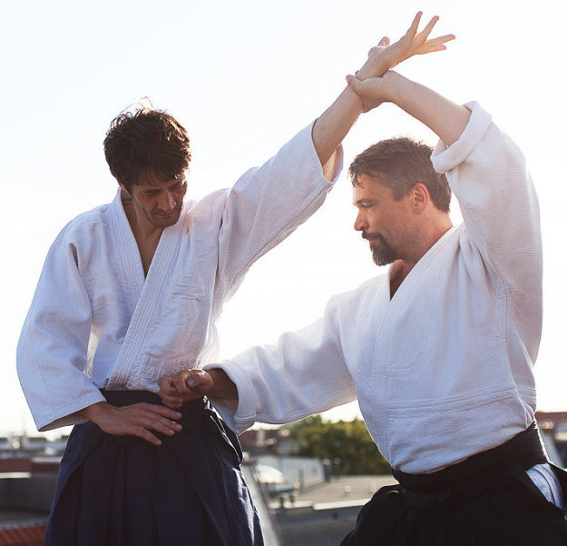 Kyusho Kontrolle des Nervendruckpunktes Gallenblase 26 mit Armhebel