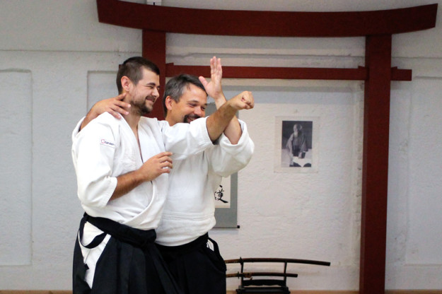 Alexander und Konstantin mit Irimi Nage gegen Tsuki Angriff beim Aikido Seminar in München mit Konstantin Rekk Sensei aus Berlin Alexander und Konstantin mit Irimi Nage gegen Tsuki Angriff beim Aikido Seminar in München mit Konstantin Rekk Sensei aus Berlin