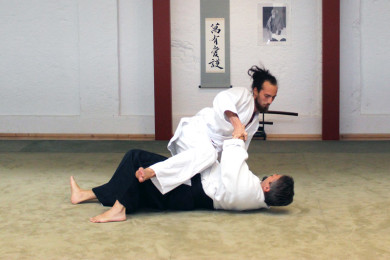 Bewege Dich vom Zentrum aus (wie üblich) und erreiche das Ukes Gleichgewicht von Dir abhängig wird mit Hilfe von "Aiki Age" und "Irimi".