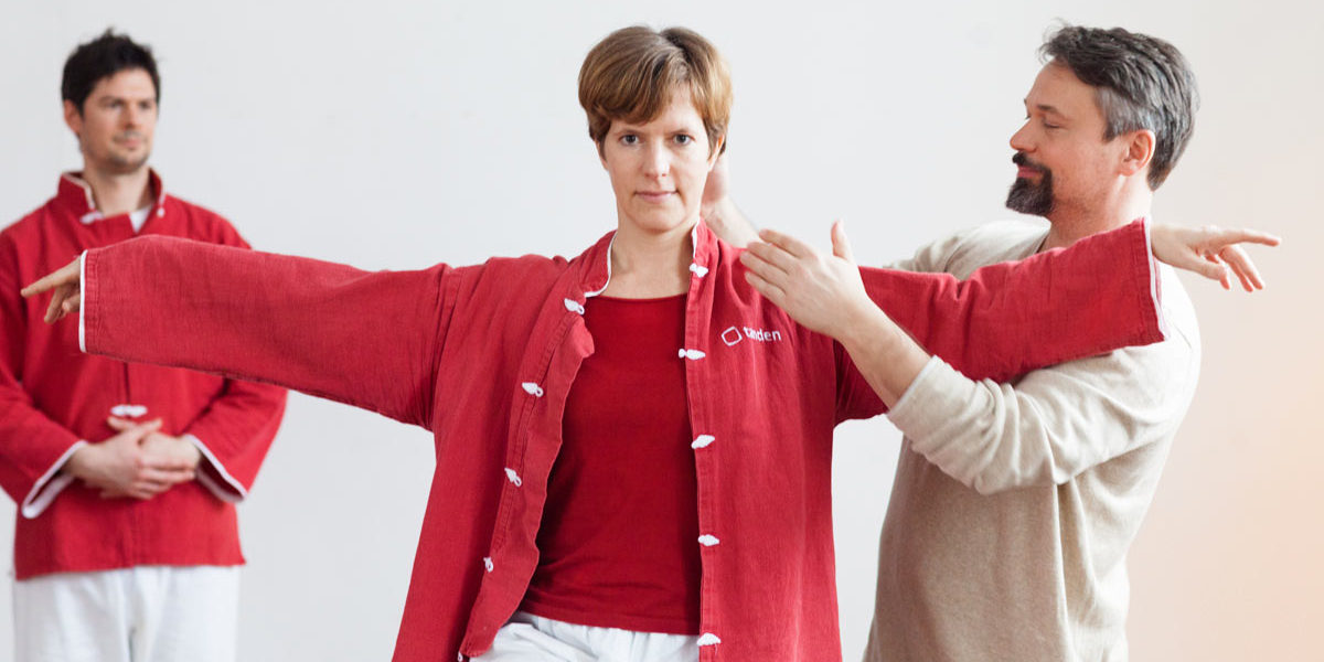 Qigong-Körperhaltung und helfende Korrektur Qigong-Körperhaltung und helfende Korrektur