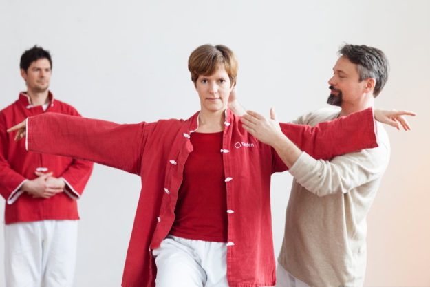 Qigong-Körperhaltung und helfende Korrektur Qigong-Körperhaltung und helfende Korrektur