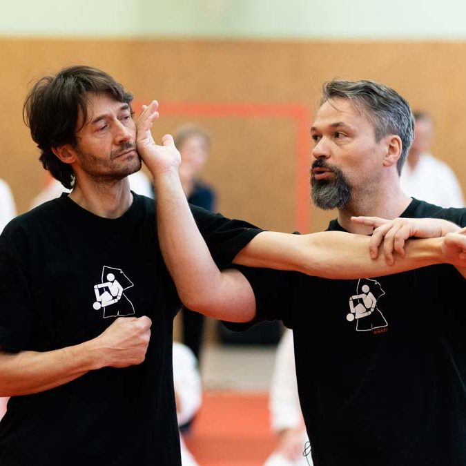 Kyusho Dimmak Atemi gegen Nervendruckpunkt Dünndarm 18 am Kopf