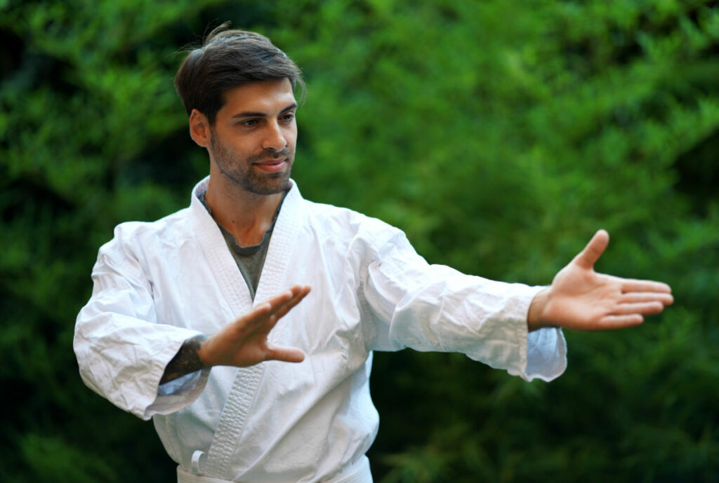 Cetin mit Qigong-Bewegung, Berlin 2022, Foto: Konstantin Rekk