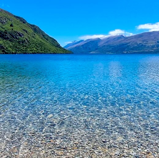 Klarer Bergsee – das Element Wasser in der Natur.