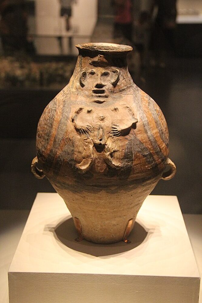 Eine Vase aus der Zeit des frühen Wuismus zeigt wahrscheinlich einen Schamanen, der – mit etwas Vorstellungskraft betrachtet – in einer uns sehr bekannten Position steht: unserem Qigong-Stand, mit den Händen vor dem Unterbauch