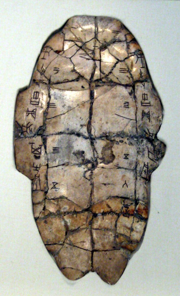 Schildkrötenpanzer-Orakelknochen mit frühen chinesischen Schriftzeichen mit dem im Wuismus die Zukunft vorhergesagt wurde